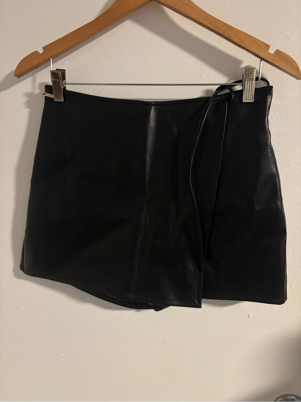 GUESS Black Faux Leather Wrap Front Skort Shorts Women’s Size small